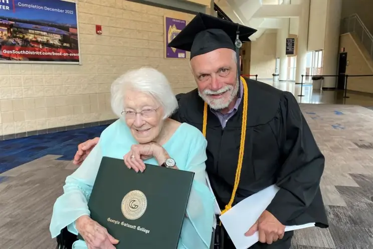 Amerikani 72-vjeçar mbaron kolegjin dhe bën krenare nënën 98-vjeçare në ceremoni