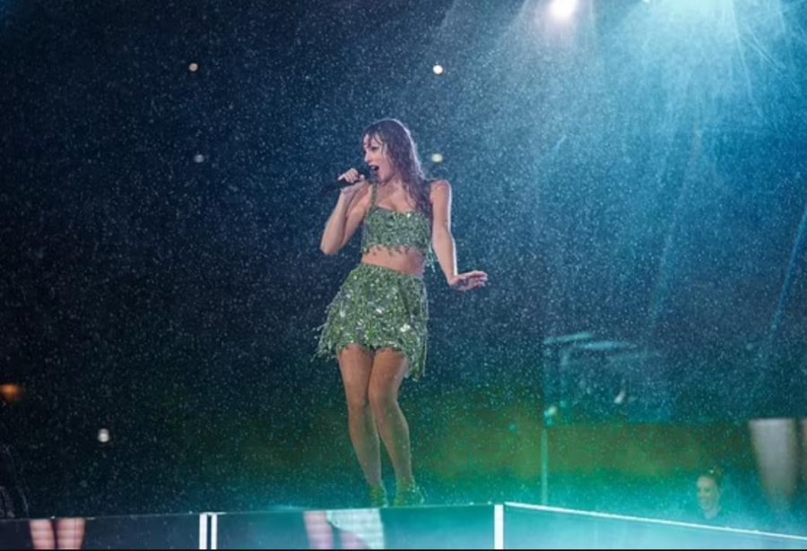 Fansja nxjerr në shitje ujin e shiut të mbledhur në koncertin e Taylor Swift