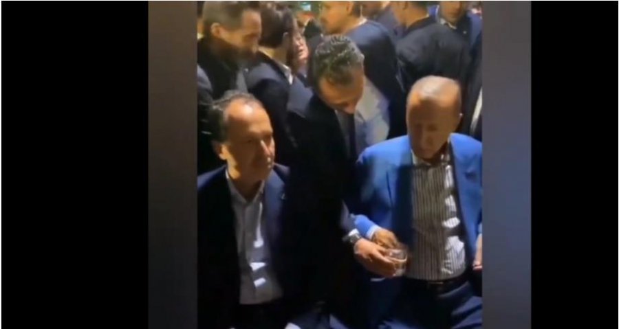 VIDEO/ Erdogan nuk i beson as truprojës së tij për të pirë ujë