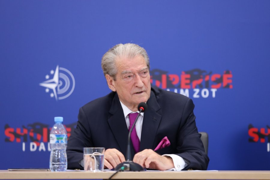 Berisha: Gazetari duhet të mbrojë interesin e publikut. Opozita as nuk filmon, as nuk përgjon