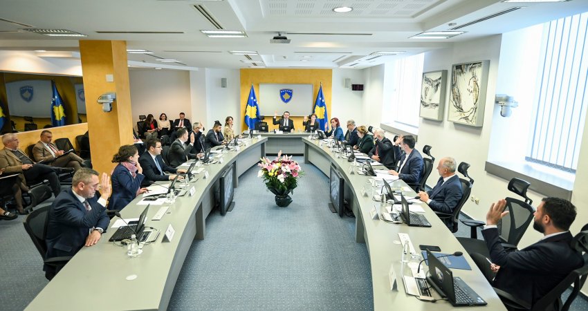 Qeveria ndan 100 euro shtesë për punonjësit e shtetit dhe mbyll emergjencën e Shëndetit Publik