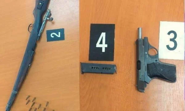 Policia i gjeti armë në shtëpi, ngritet kallëzim penal ndaj një personi në Kllokot