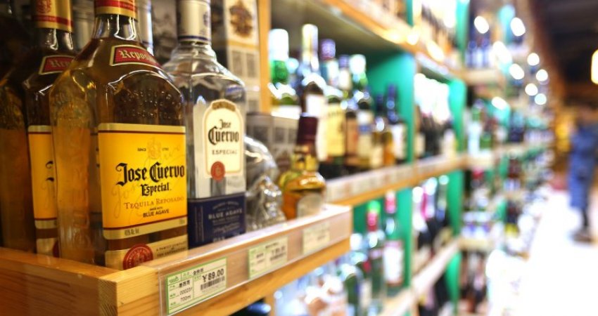 Irlanda bëhet vendi i parë që kërkon etiketa paralajmëruese për kancerin në alkool