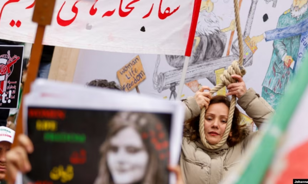 Gratë iraniane protestojnë brenda burgut kundër ekzekutimeve