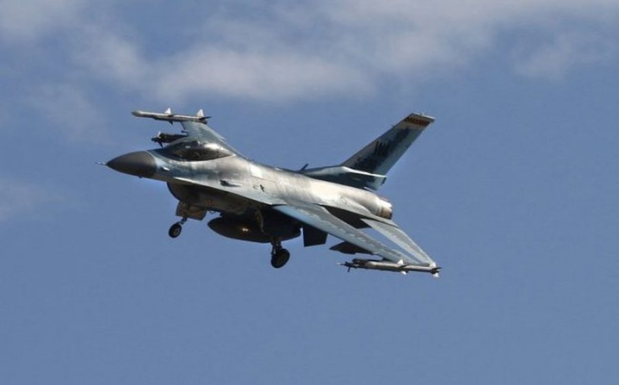 Holanda do të bëhet vendi i parë që furnizon Ukrainën me avionë luftarakë F-16