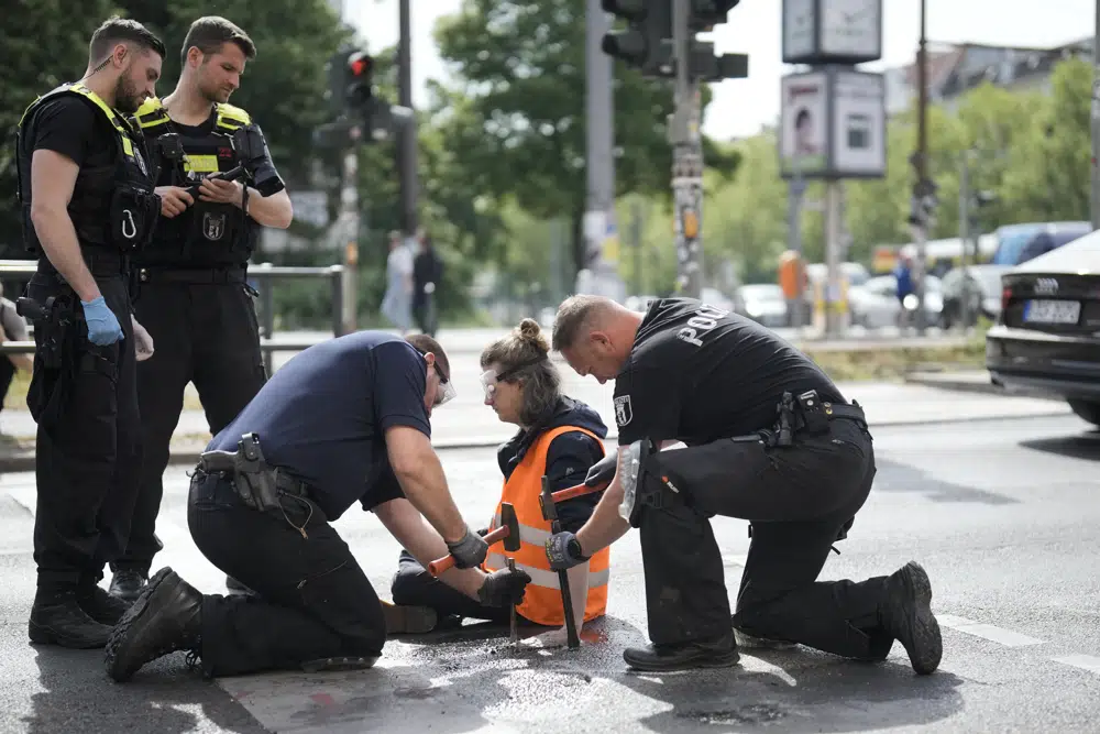 U ngjitën në asfalt: Policia gjermane bastis aktivistët e klimës ndërsa zemërimi rritet