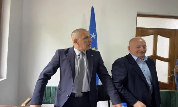 Kryetari i Zubin Potokut: S’do ketë vend më për uzurpatorë, zyrat iu takojnë qytetarëve të Kosovës