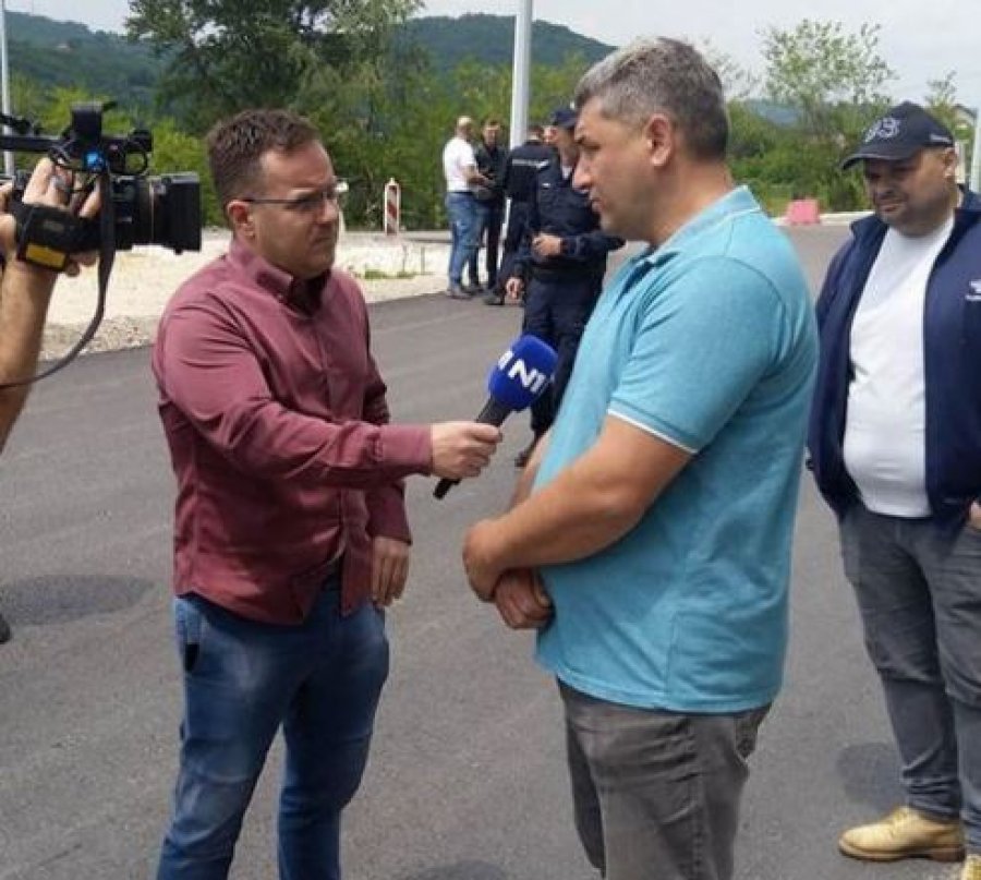 Politikani serb ua bllokon rrugën serbëve të Kosovës për të shkuar në tubimin e Vuçiçit