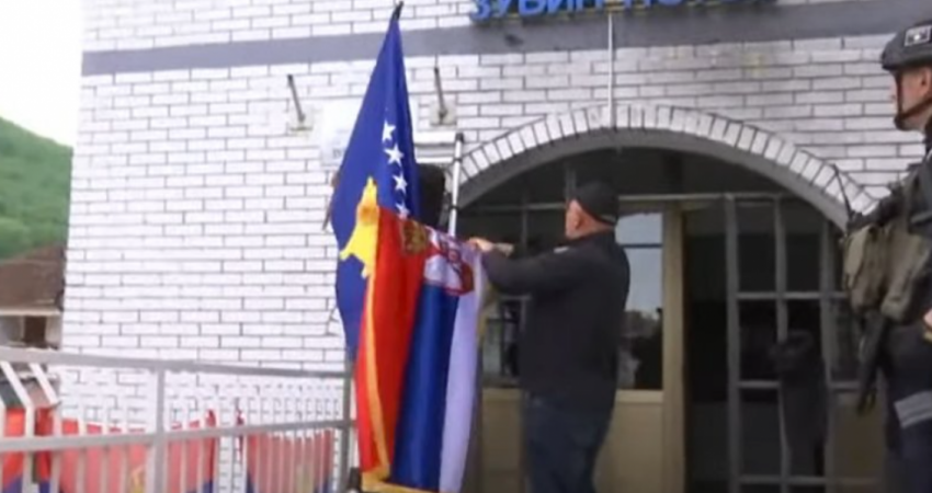 Largohen flamujt serbë, vendoset flamuri i Kosovës në Komunën e Zubin Potokut