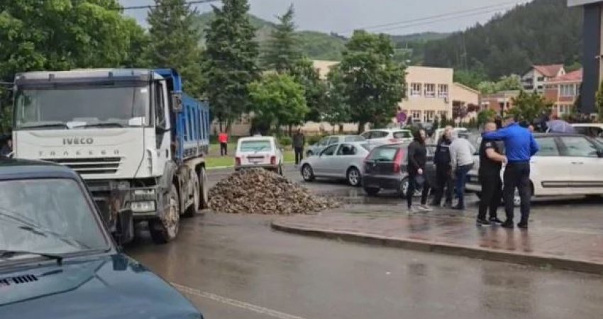 Vendosen barrikada para ndërtesës së komunës në Leposaviq (VIDEO)