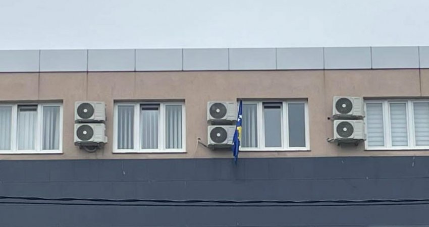 Flamuri i Kosovës vendoset në komunën e Leposaviqit, pak minuta pasi hyn kryetari