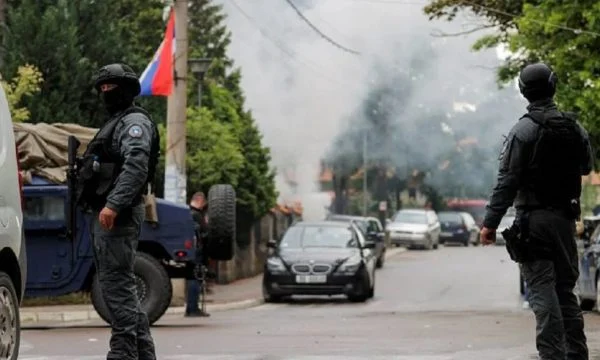 Tensionet në veri të Kosovës, politika shqiptare thirrje për qetësim të situatës