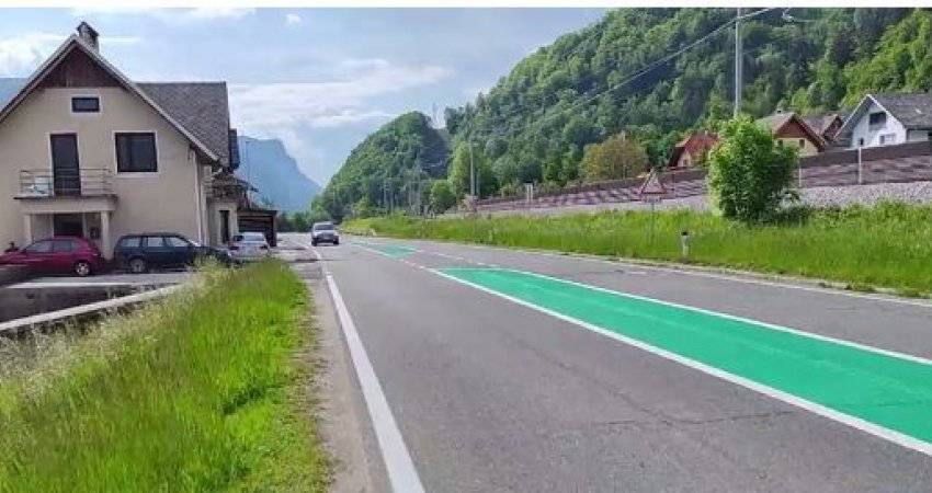 Slloveni: Në vend të trotuarit, shirita të gjelbër në mes të rrugës 