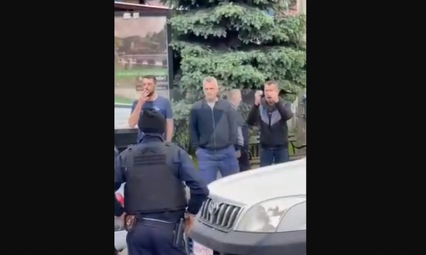 Qytetari serb, policisë: S’keni të drejtë të vini, mos t’ju shoh këtu