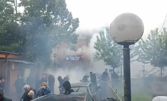 Pamje nga veriu, hidhet gaz lotsjellës në Zveçan