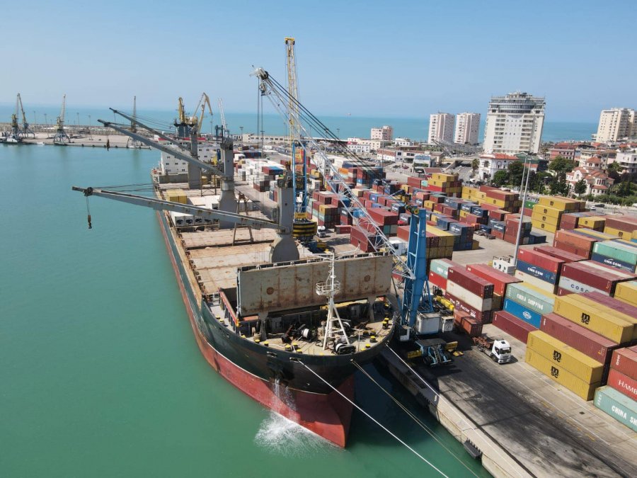 Bllokohen anijet në portin e Durrësit, vonesa deri në 3 ditë për shkarkim