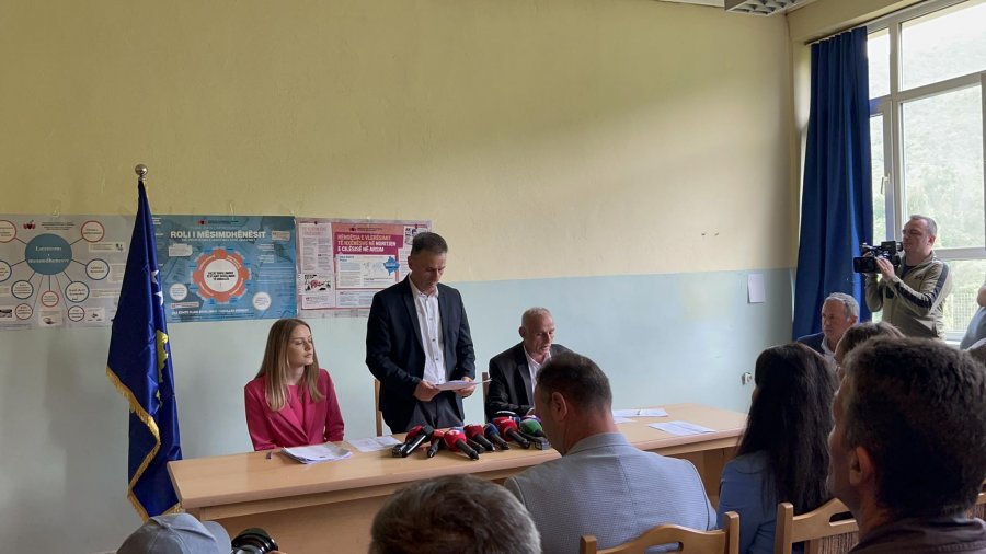 Me ndihmën e Forcave Speciale, kryetari i Leposaviqit Lulzim Hetemi hyn në komunë