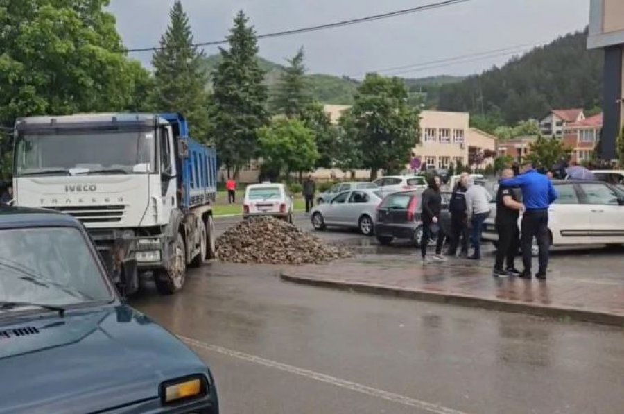 Vendosen barrikada para ndërtesës së komunës në Leposaviq (VIDEO)