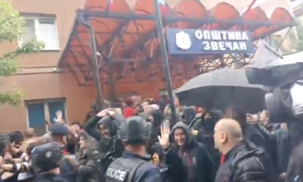 Serbët tentojnë bllokimin/ Kryetari i Zveçanit arrin të hyjë në objektin e komunës