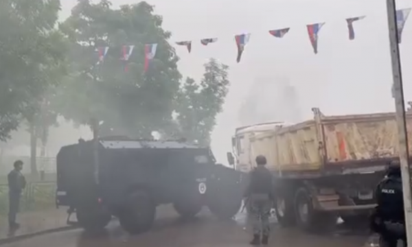 Njësia Speciale godet kamionët e serbëve në Leposaviq dhe liron rrugën