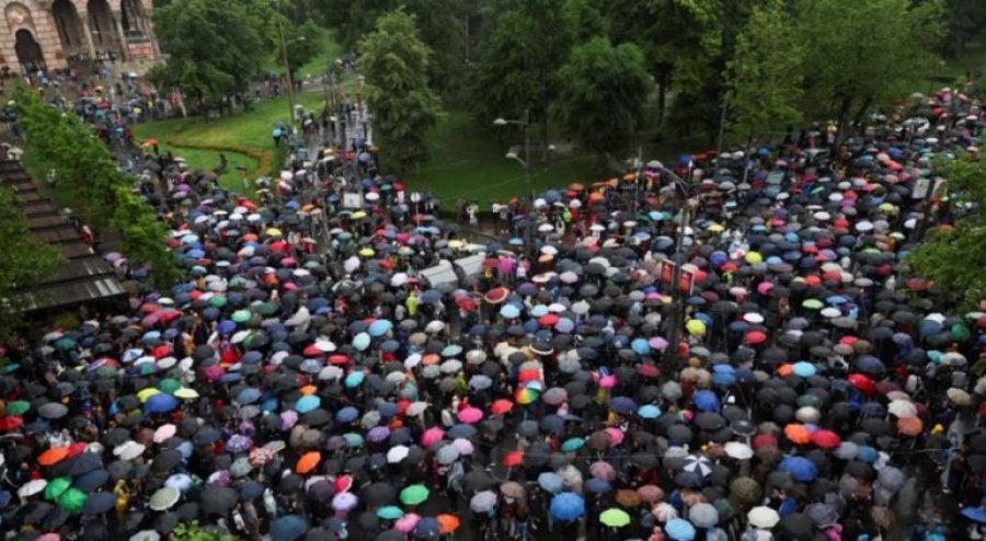 ​‘Dorëhiquni’, mijëra qytetarë protestojnë kundër dhunës në Beograd