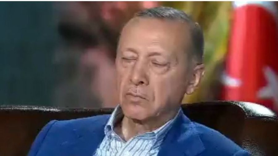 VIDEO/ Erdoganin e ‘zë gjumi’ gjatë intervistës televizive, rriten shqetësimet për shëndetin e liderit turk