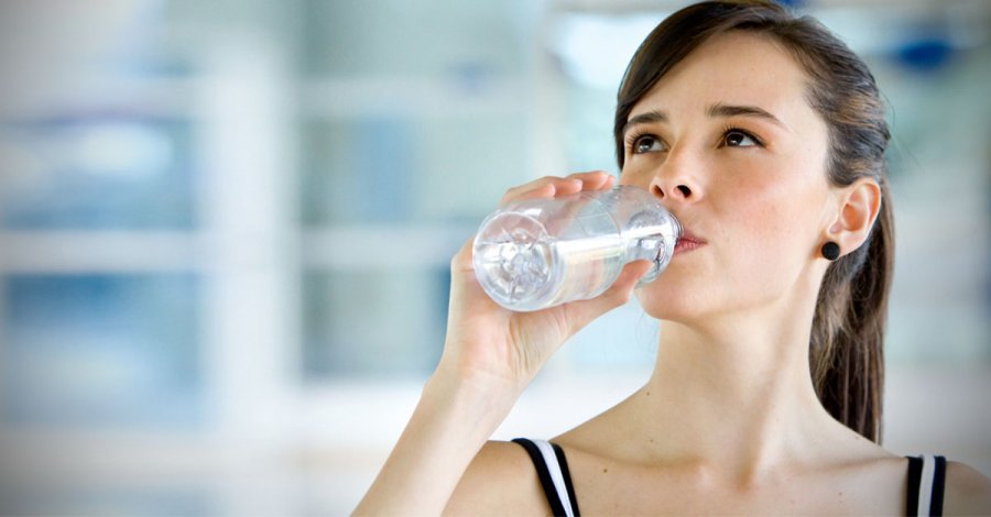 8 këshilla për të pirë më shumë ujë çdo ditë