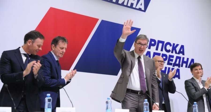 Vuçiq jep dorëheqje nga udhëheqja e SNS-së