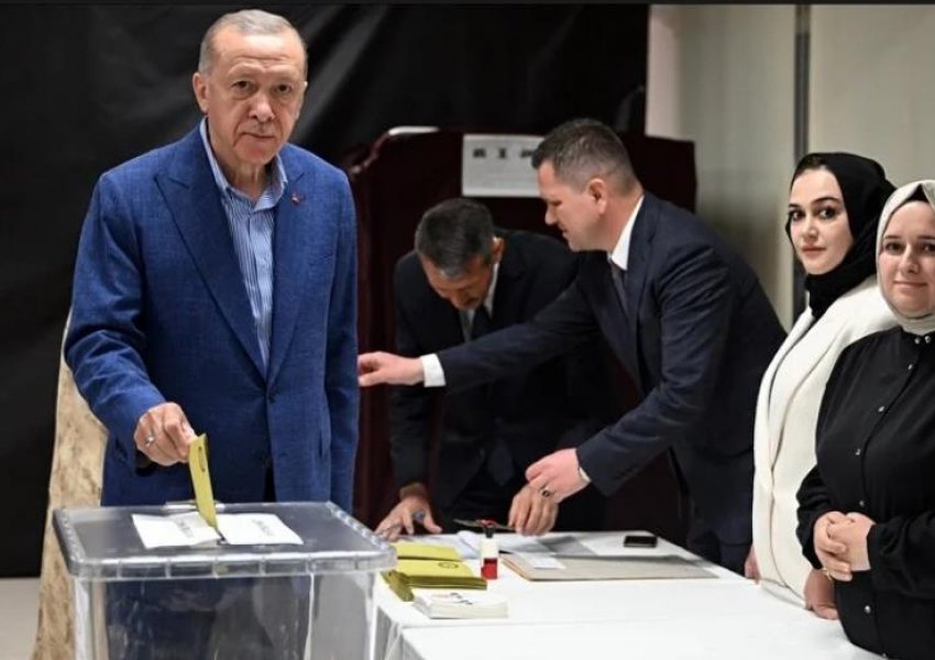 Presidenti turk Erdogan voton në Stamboll
