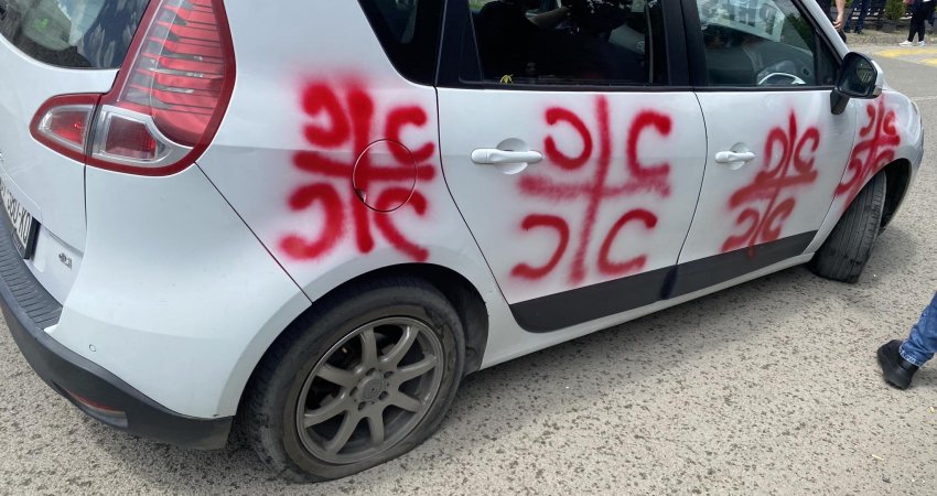 Protestuesit serb po shpojnë gomat e veturave të mediave kosovare