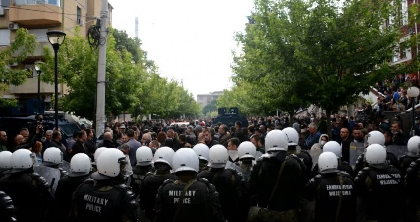 Automjetet e Policisë së Kosovës mbesin të bllokuara në Zveçan