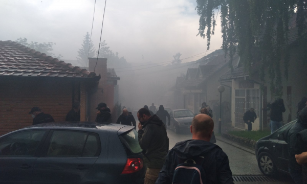 Sërish tensione në veri të Kosovës, policia hedh gaz lotsjellës në Zveçan