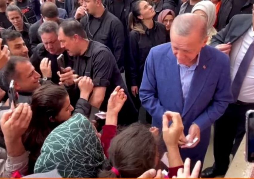 VIDEO virale/ Erdogan u shpëndan para mbështetësve në qendrën e votimit