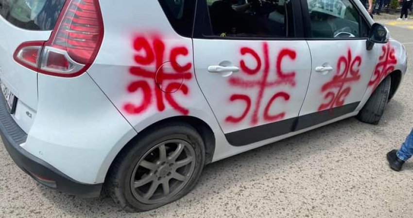 Sulmohen ekipet e gazetarëve në Leposaviq, u vizatohen simbole nacionaliste në vetura
