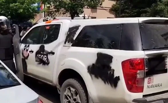Fshihet simboli i luftës së Putinit në automjetin e KFOR-it amerikan, mbulohet me ngjyrë të zezë
