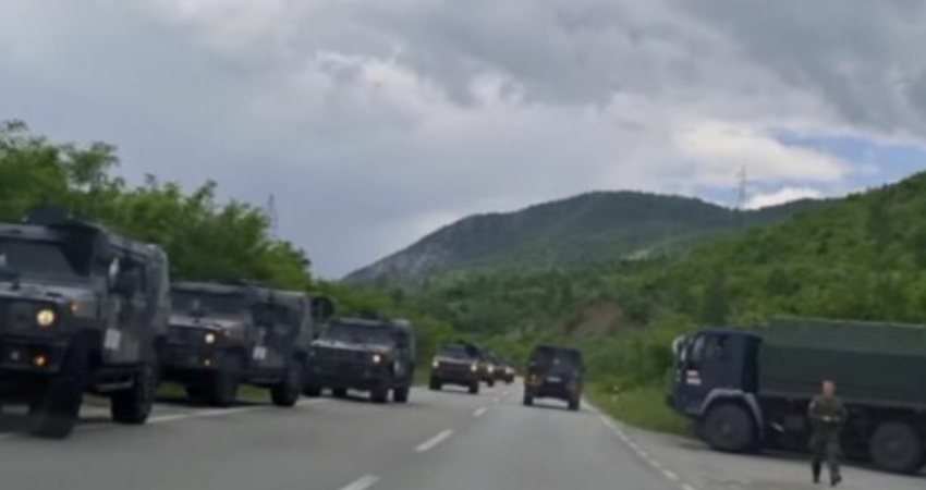 Një kolonë me automjete ushtarake të KFOR-it shihet duke shkuar drejt Zveçanit