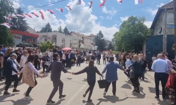 Protestuesit hedhin valle në Leposaviq