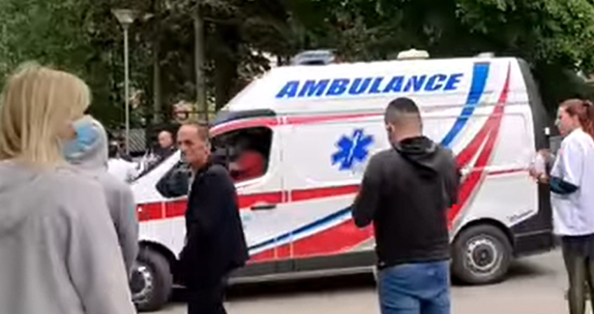 Situatë e rëndë në Zveçan: Nisen tri ambulanca, dëgjohen shpërthime