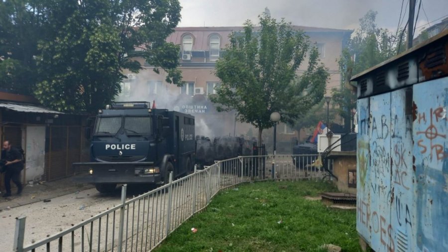 VIDEO/ KFOR-i shpërndan protestuesit serbë dhe liron rrugën për të kaluar makinat e policisë