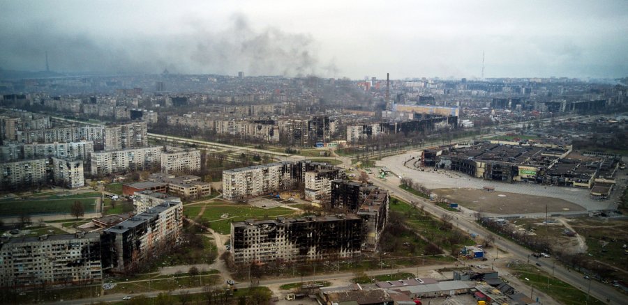 Sulmet ndaj bazave ushtarake ruse në Mariupolin e pushtuar po shtohen