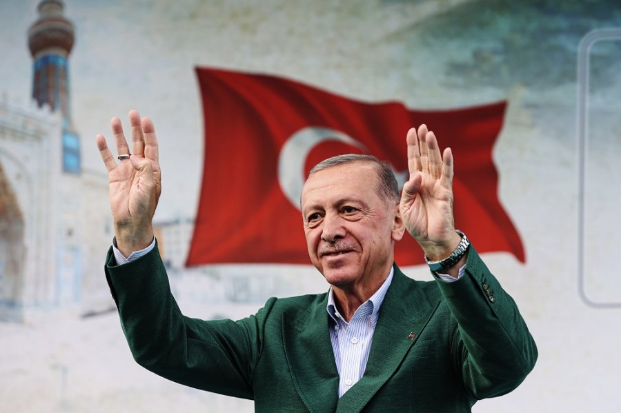 Fitorja e Erdoganit  e lë vendin të ndarë