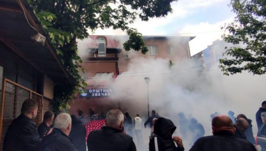 Tensionet në veri të Kosovës, dy protestues serbë të plagosur pas përplasjes me KFOR-in, një në gjendje të rëndë
