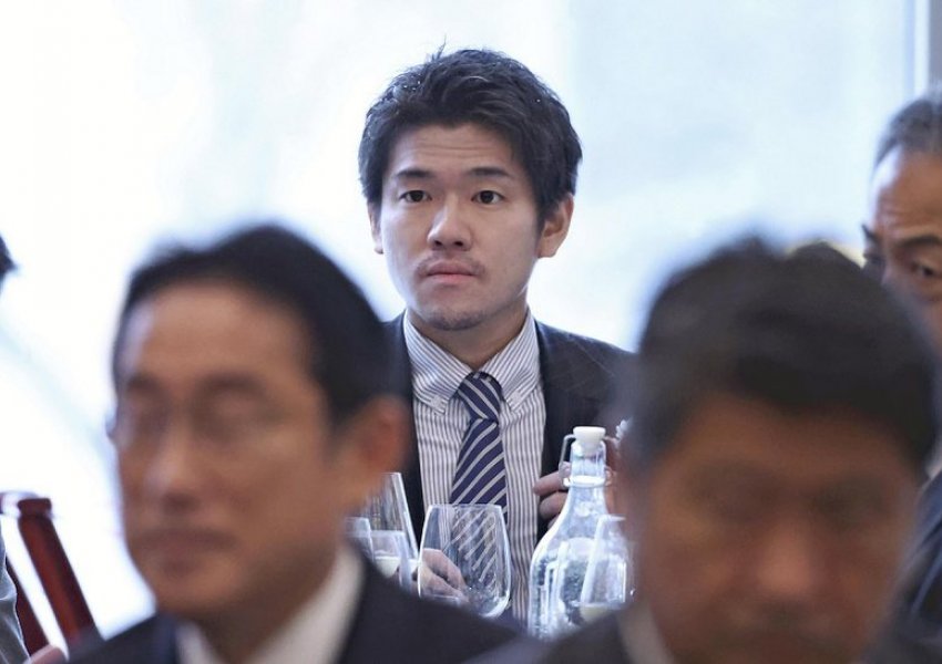 Postoi foto të papërshtatshme, kryeministri japonez përjashton djalin e tij nga puna
