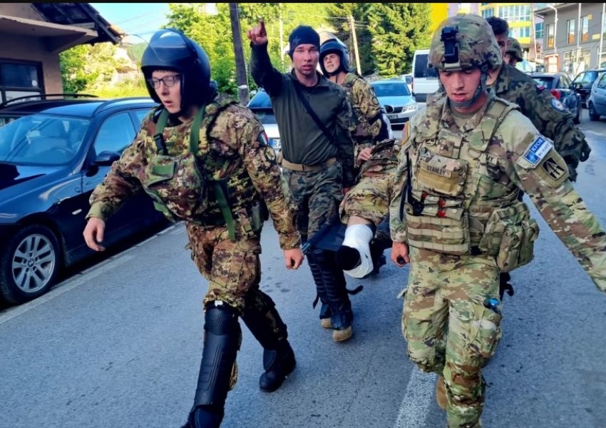 Deputetja britanike: Serbia furnizon bandat, armët fshihen në kisha dhe...