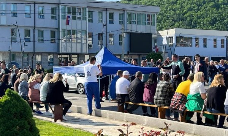 Serbët vendosin tenda para komunës së Zubin Potokut