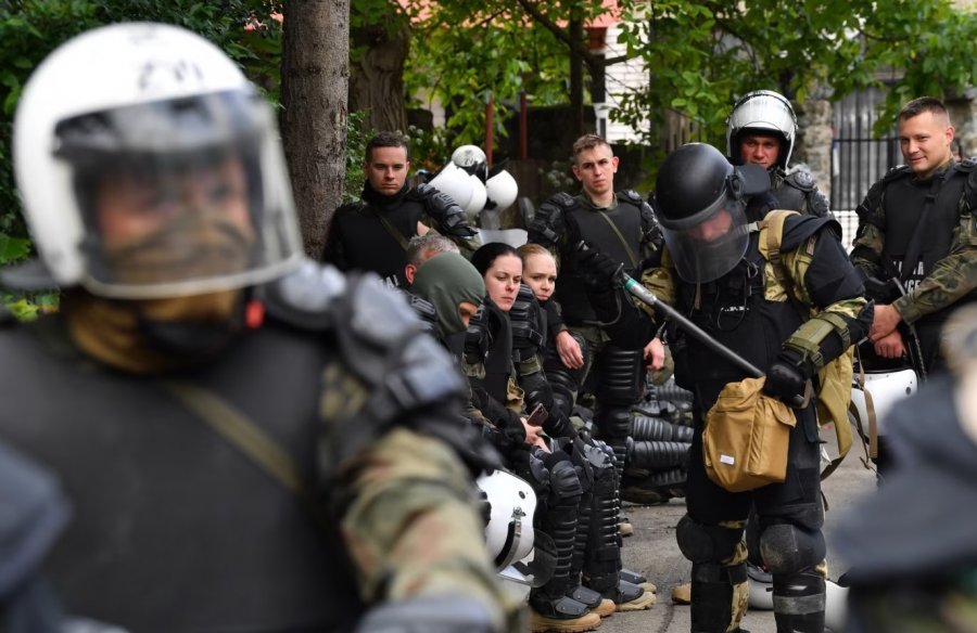 Sulmohen përsëri ushtarët e KFOR-it në Zveçan/ Paralajmërohen protesta më të mëdha nesër