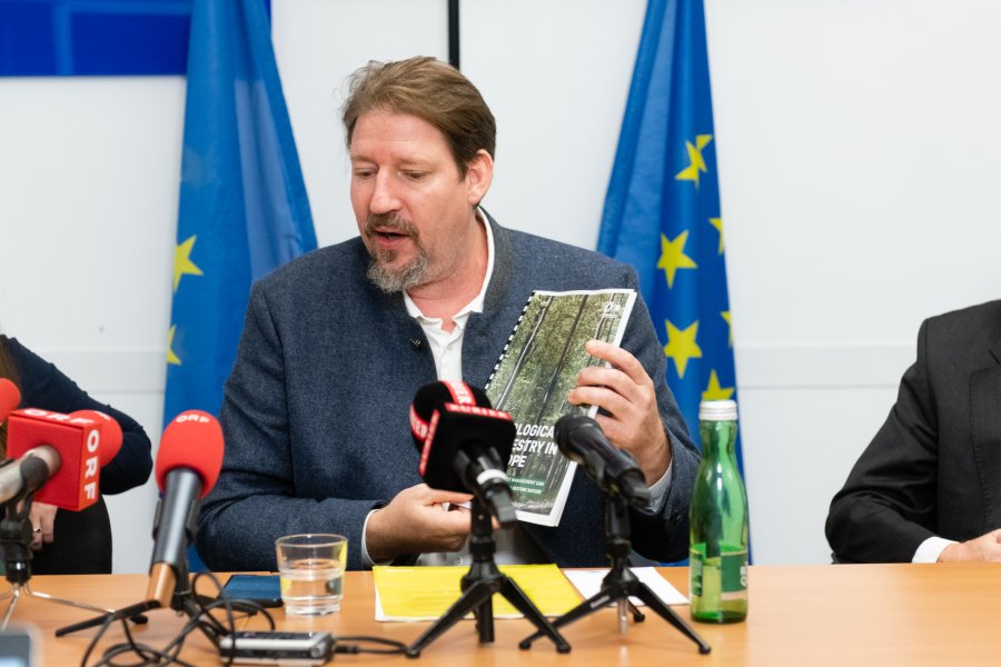 Eurodeputeti austriak: BE po shqyrton ngrirjen e bisedimeve me Serbinë