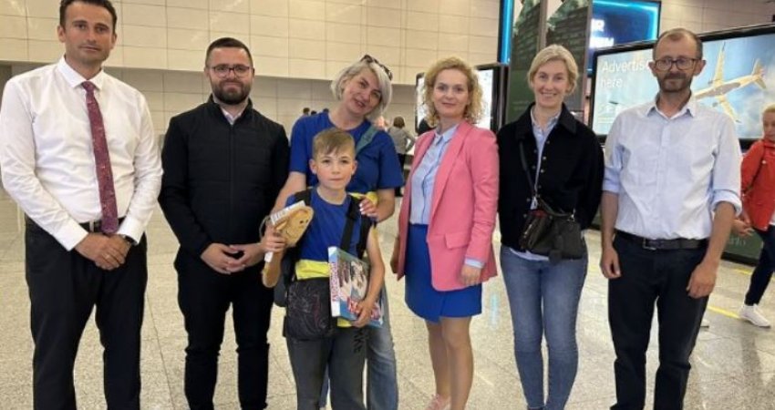 Gazetarja ukrainase Olha Priadko bashkë me djalin e saj strehohet në Kosovë