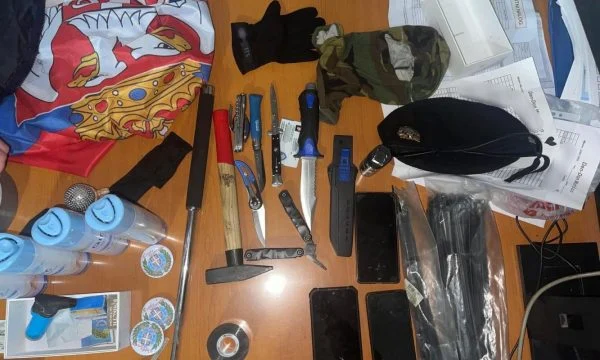 Policia e Kosovës gjatë natës arrestoi dy serbë: Në makinë iu gjetën maska, thika, emblema me simbole nacionaliste