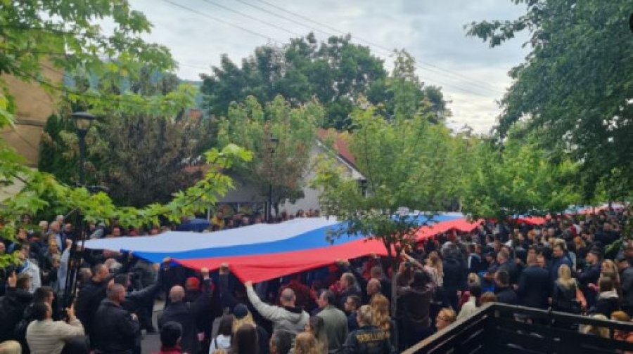 Tensionet ne veri/ Protestuesit me flamurin e Serbisë në komunën e Zveçanit